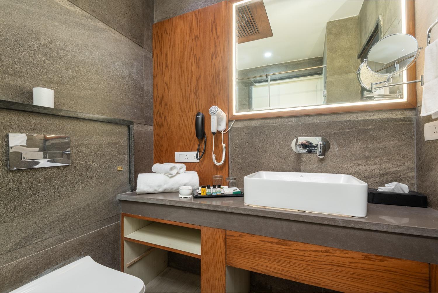 Quality Inn By Lawrence Hotels Дхарамсала Екстериор снимка
